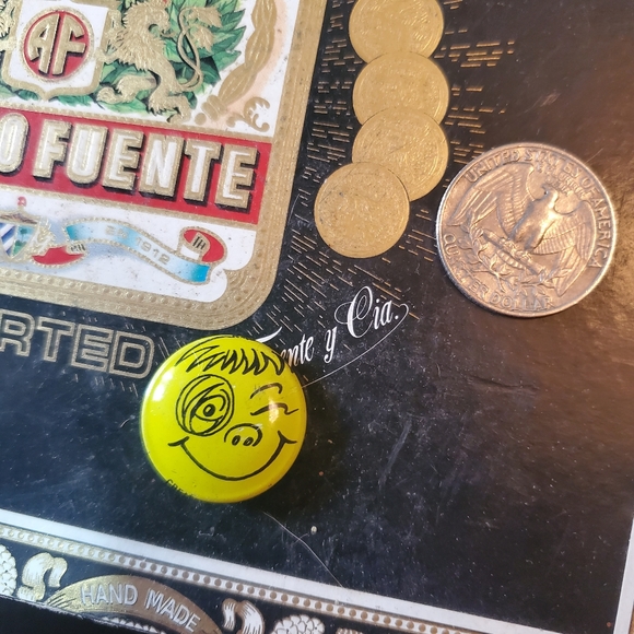 CREATIVE HOUSE Vintage Emoji Pin Winking Smiley Face - Picture 3 of 3